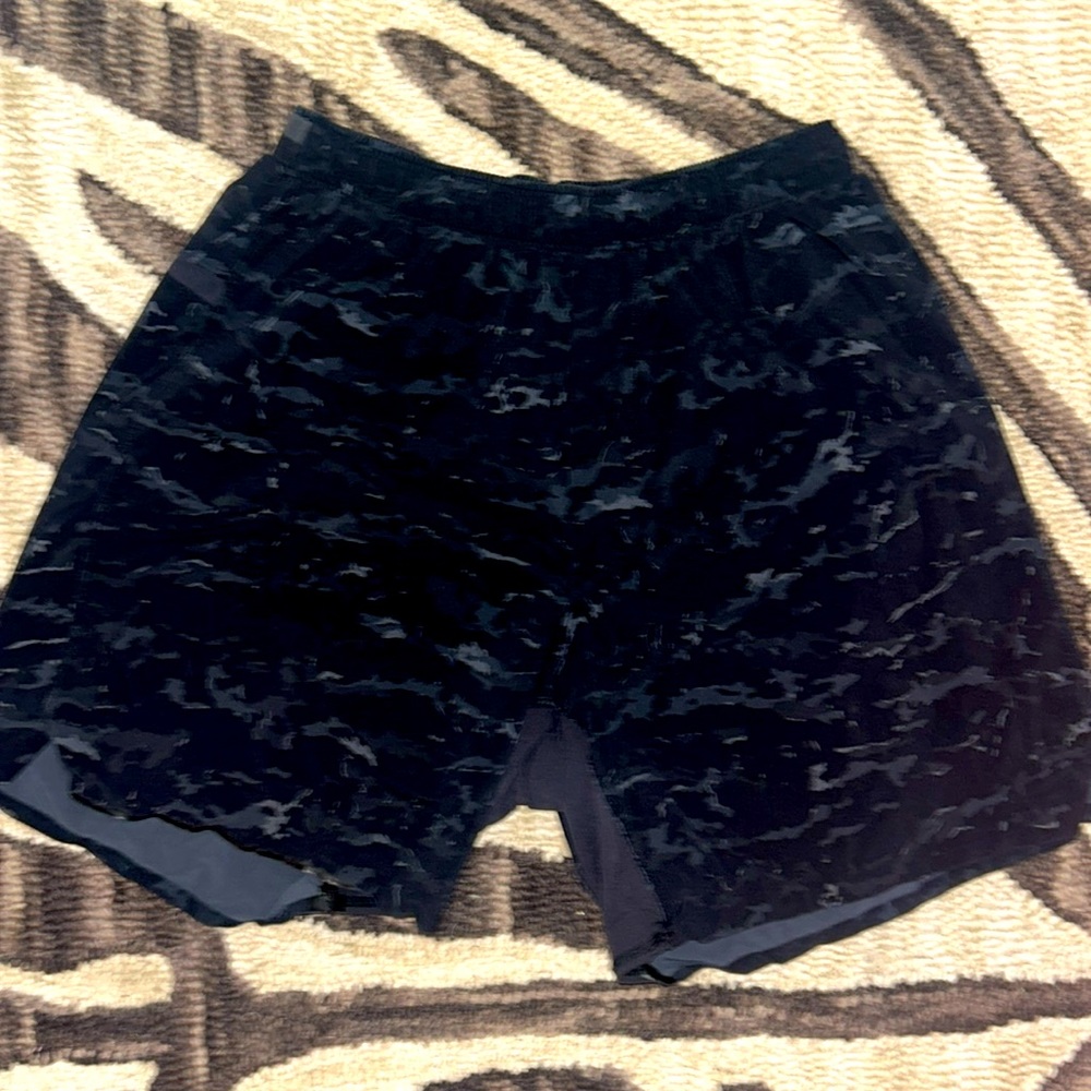 MENS MEDIUM LULULEMON BLACK CAMO SHORTS